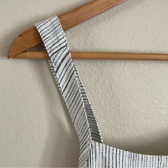 Athleta Arrival Tank Amara Stripe Top White Black Size Medium - Picture 8 of 11